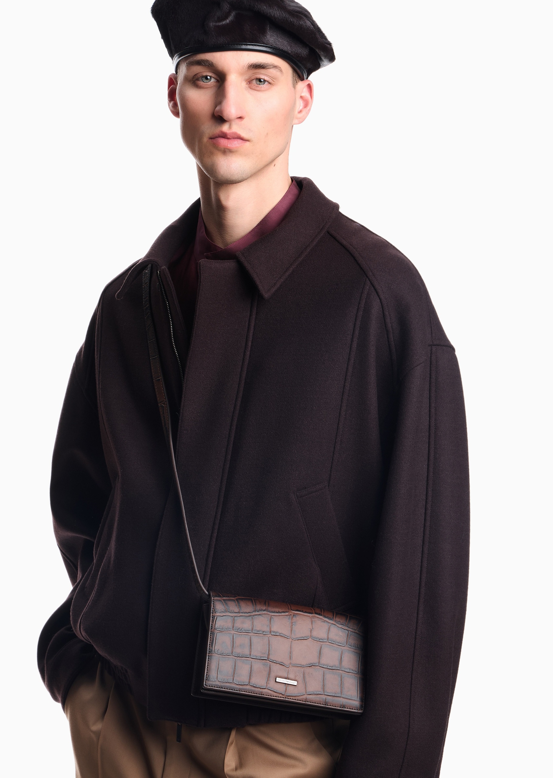 Emporio Armani 男士牛皮革迷你翻盖可调节单肩斜挎手机包