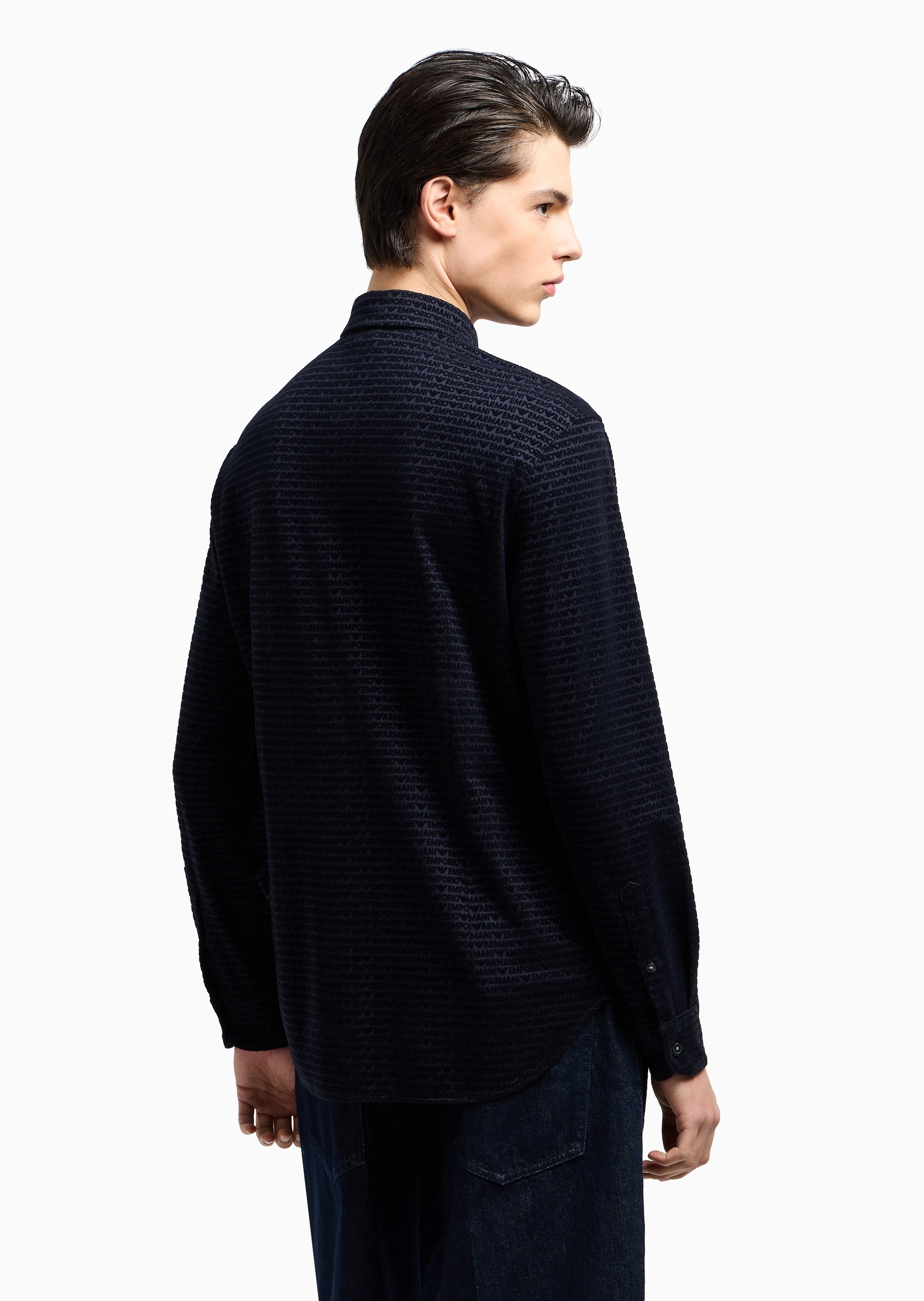 Emporio Armani 男士莱赛尔合身长袖翻领通体植绒衬衫