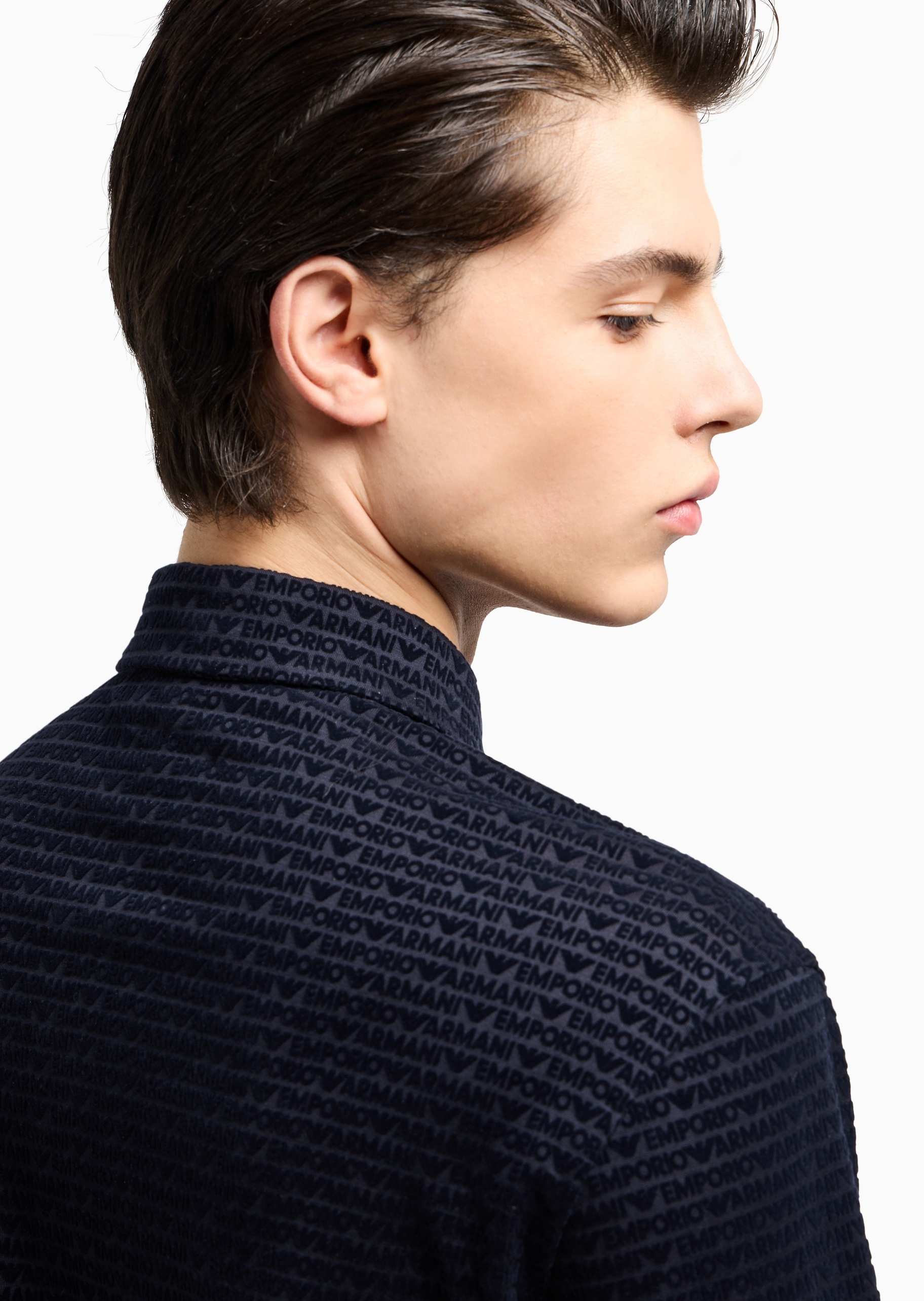Emporio Armani 男士莱赛尔合身长袖翻领通体植绒衬衫