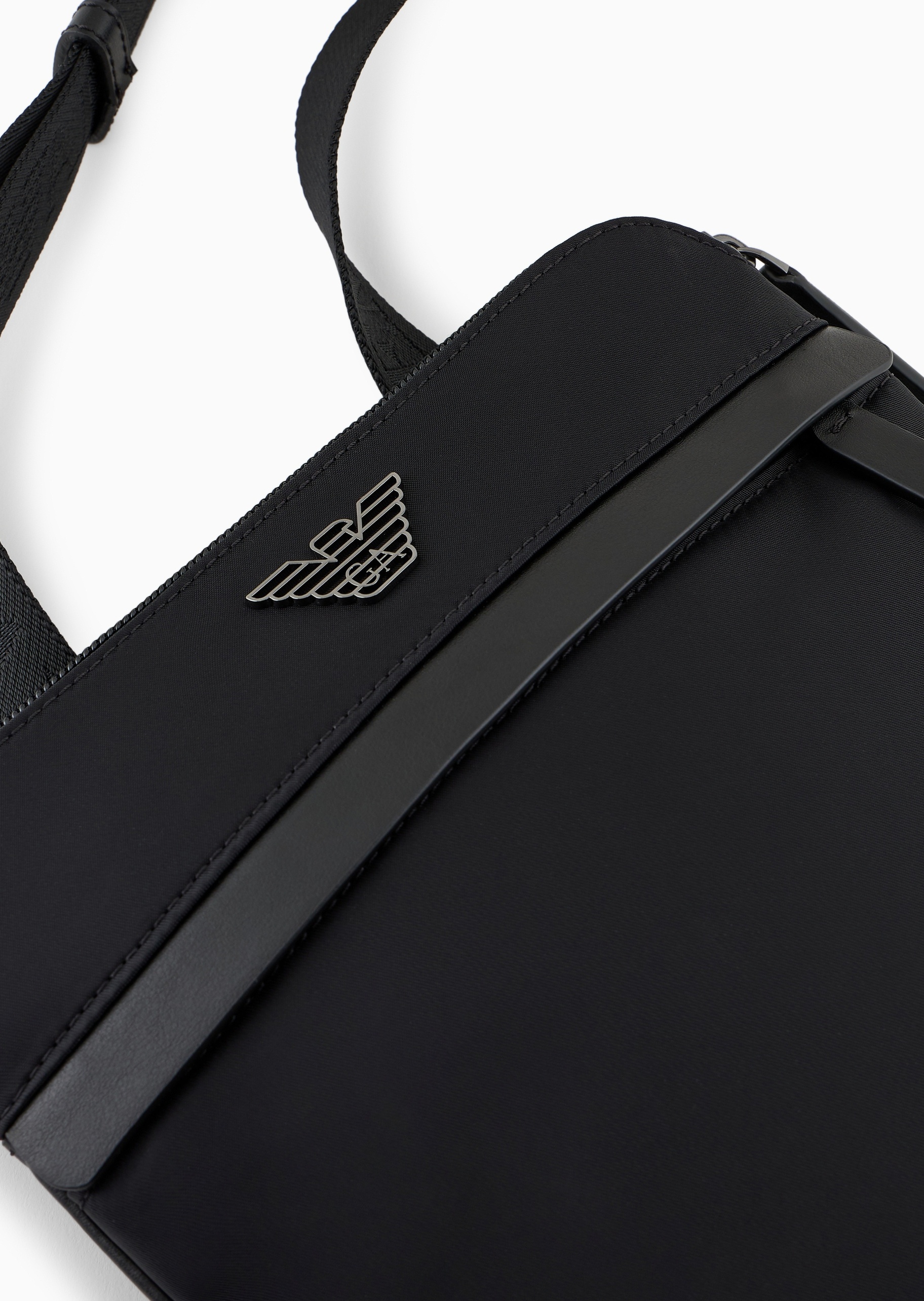 Emporio Armani 男士拉链扁平可调节肩带单肩斜挎包