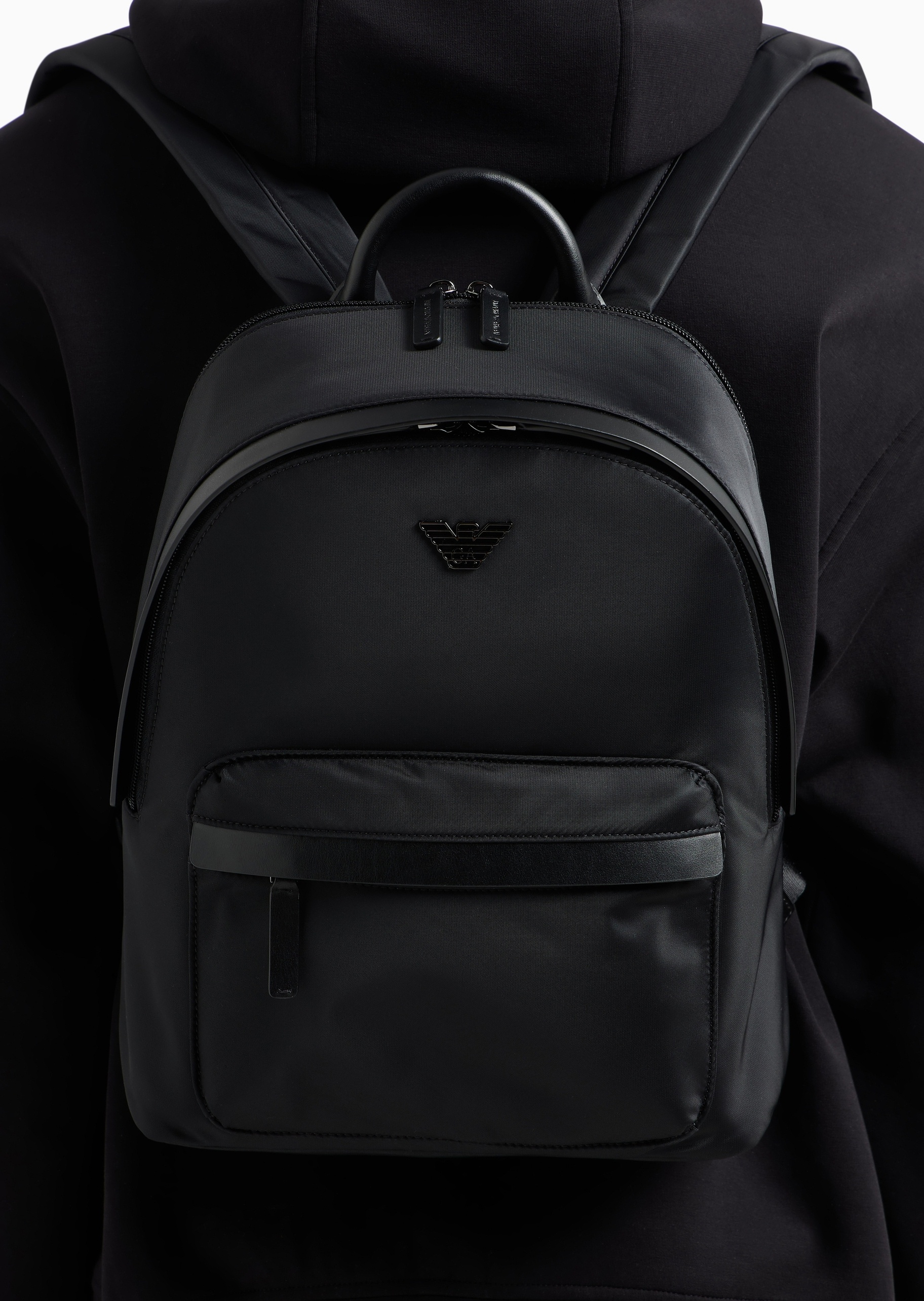 Emporio Armani 男士中号拉链圆形可调节肩带手提双肩包