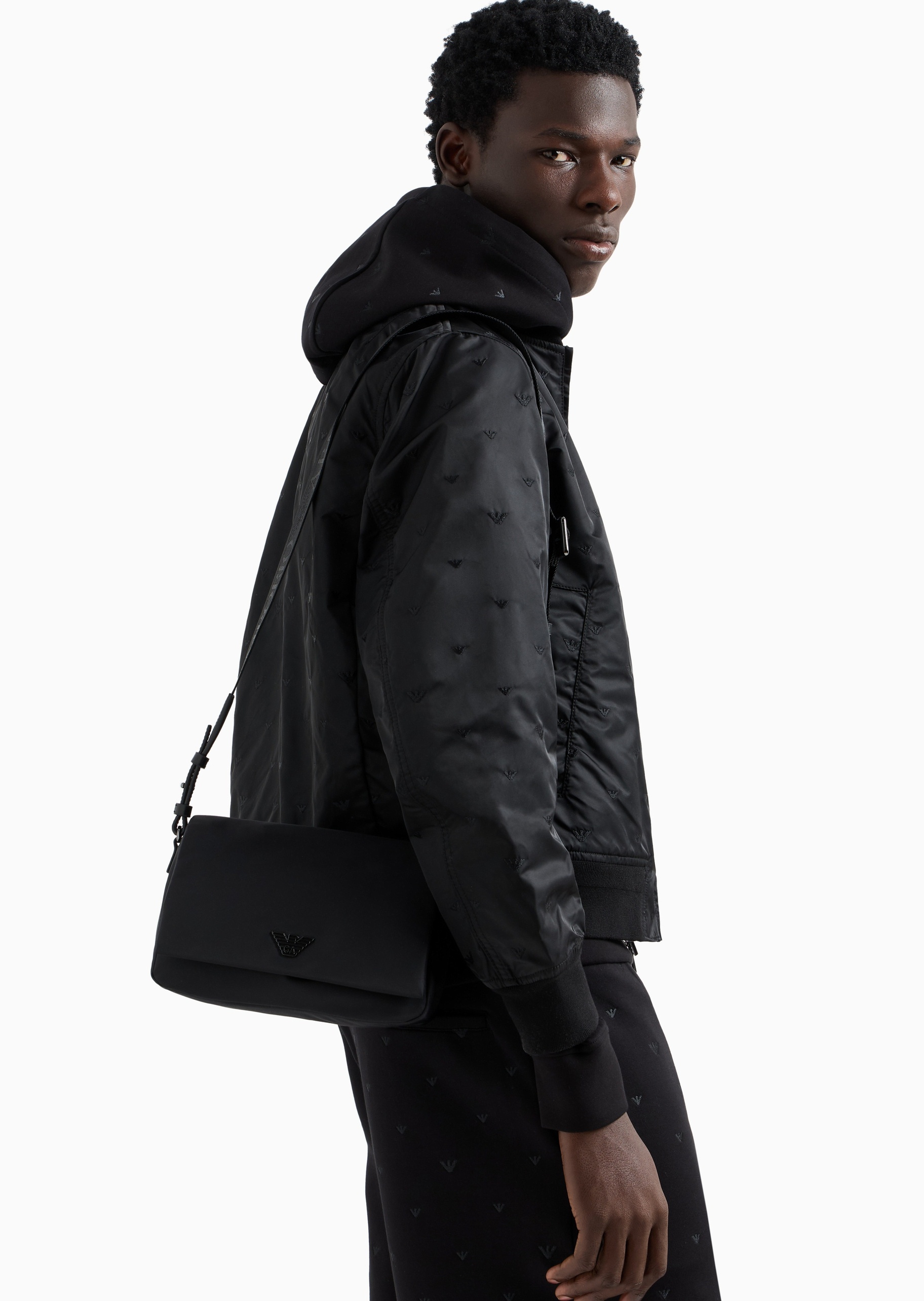 Emporio Armani 男士翻盖横款可调节肩带单肩斜挎包