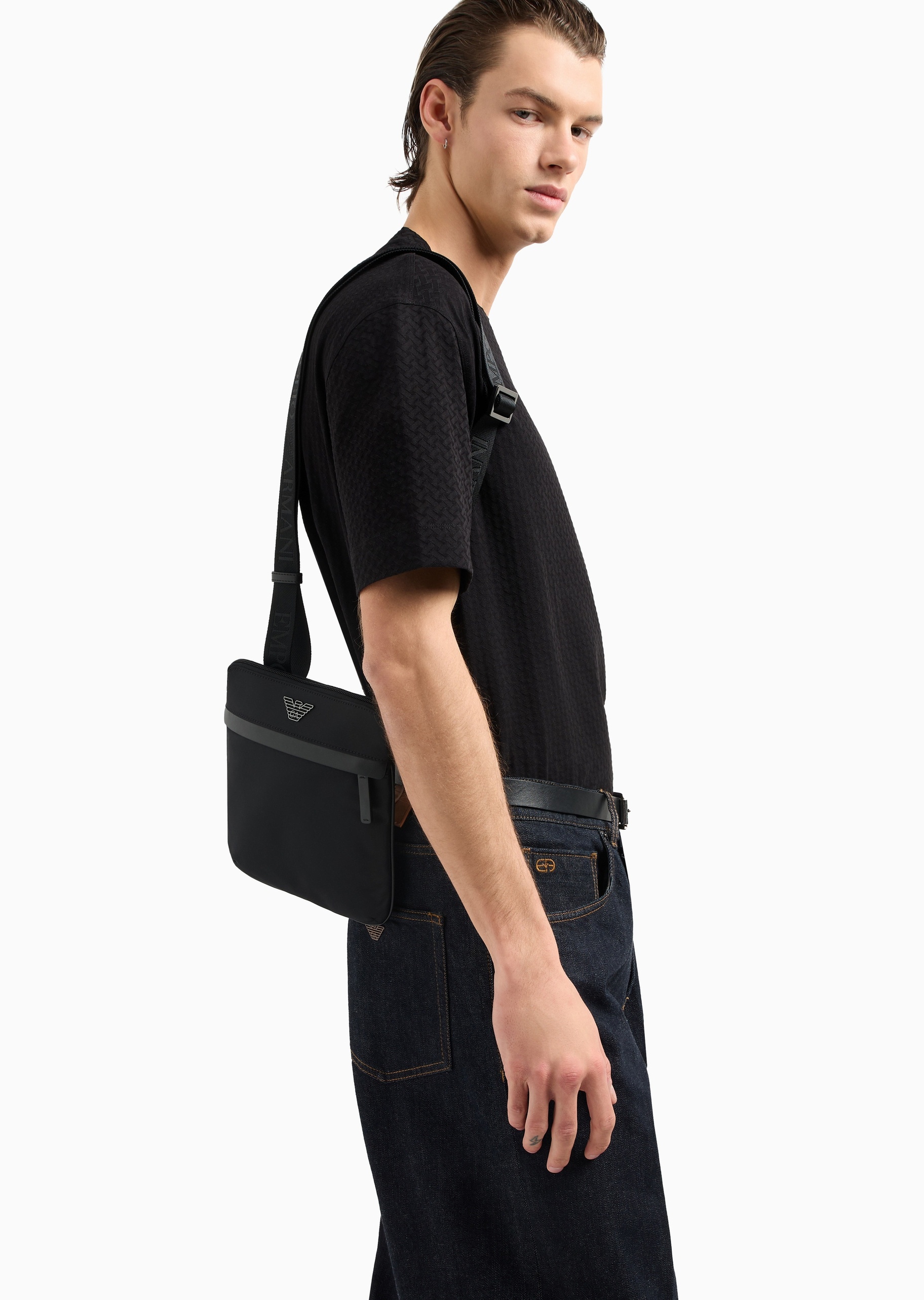 Emporio Armani 男士拉链扁平可调节肩带单肩斜挎包