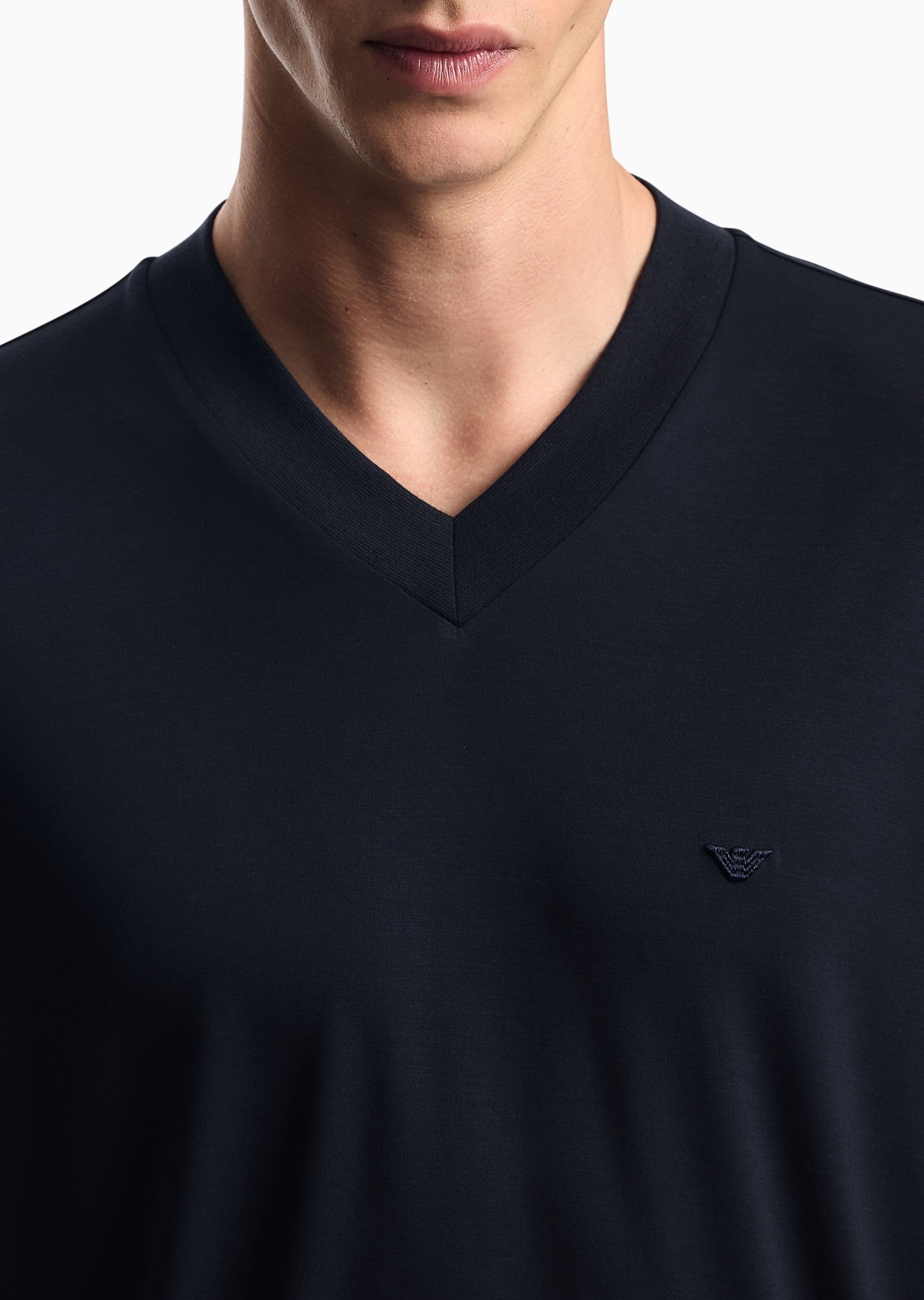 Emporio Armani 男士莫代尔弹力合身短袖V领T恤衫