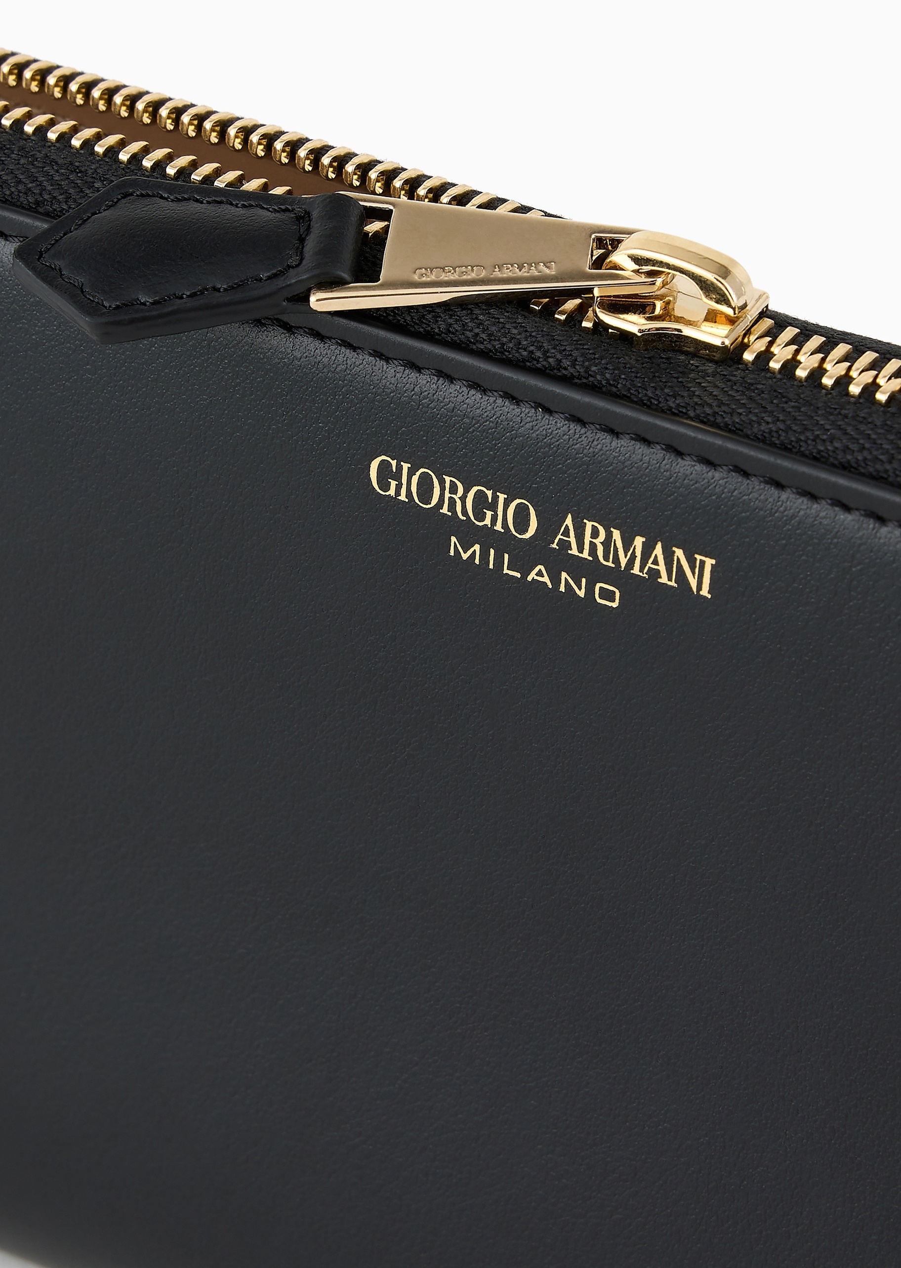 Giorgio Armani 女士牛皮革拉链长款多卡位手拿钱包