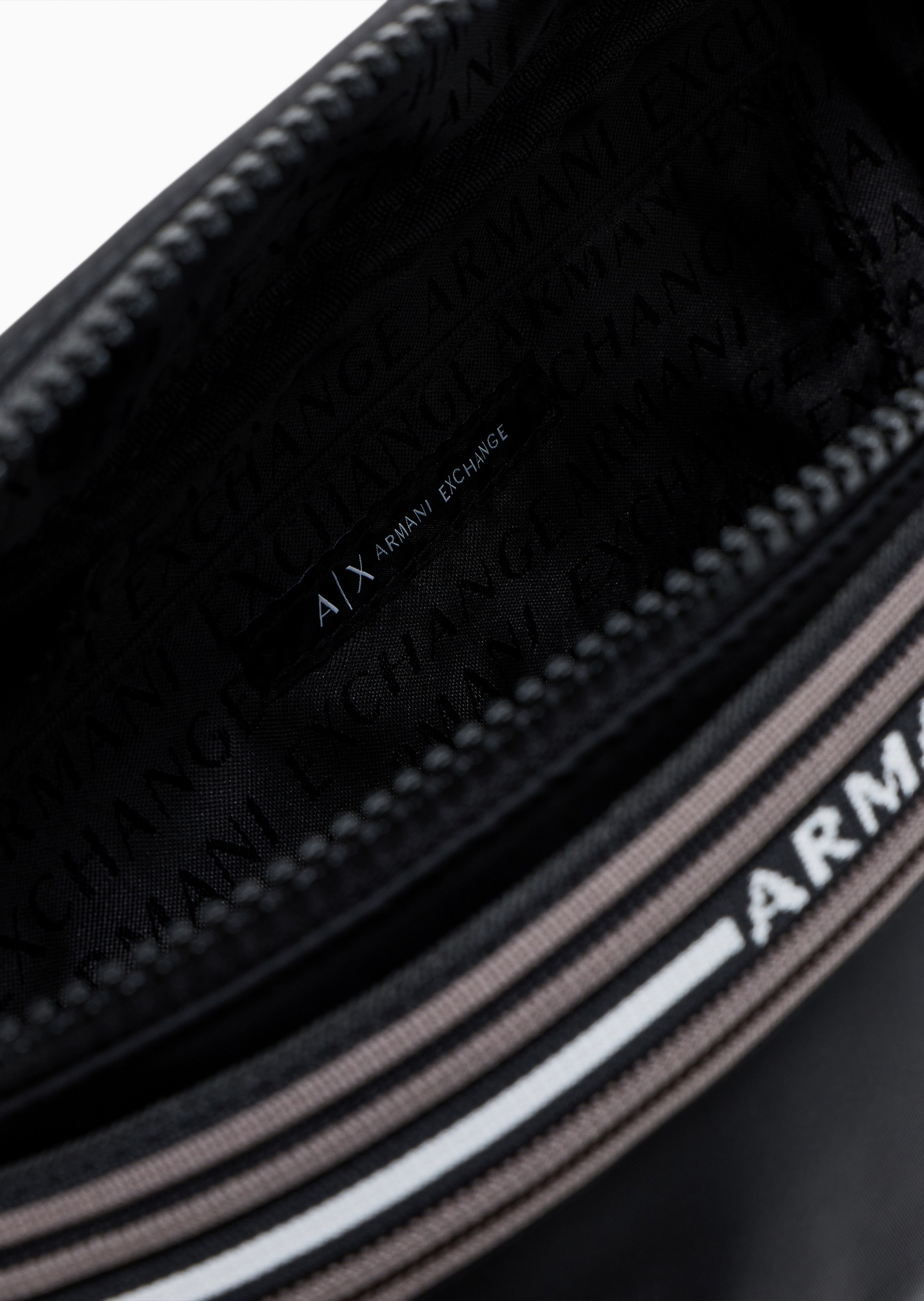 ARMANI EXCHANGE 男士拉链盒型可调节插扣袢带单肩斜挎腰包