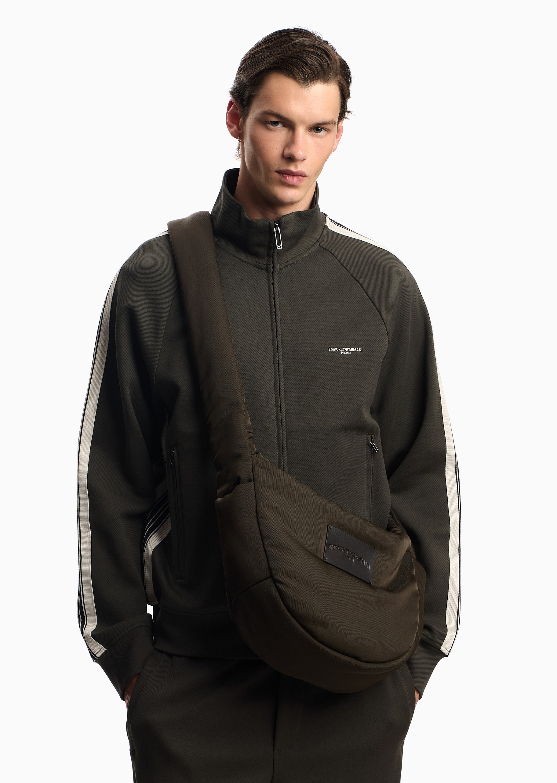 Emporio Armani 男士拉链可调节肩带通勤单肩斜挎包