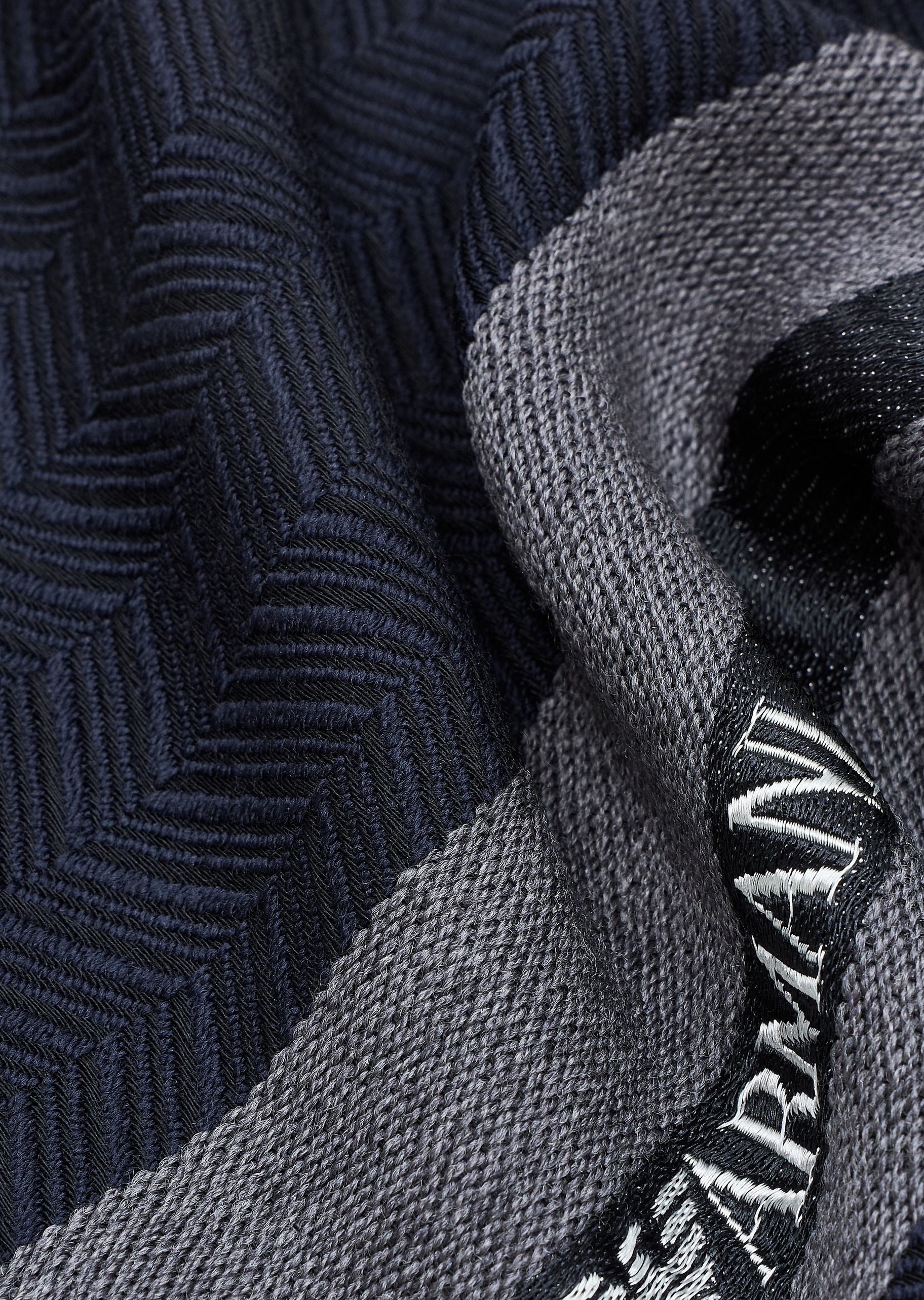 Emporio Armani 男士绵羊毛混纺提花纯色保暖围巾