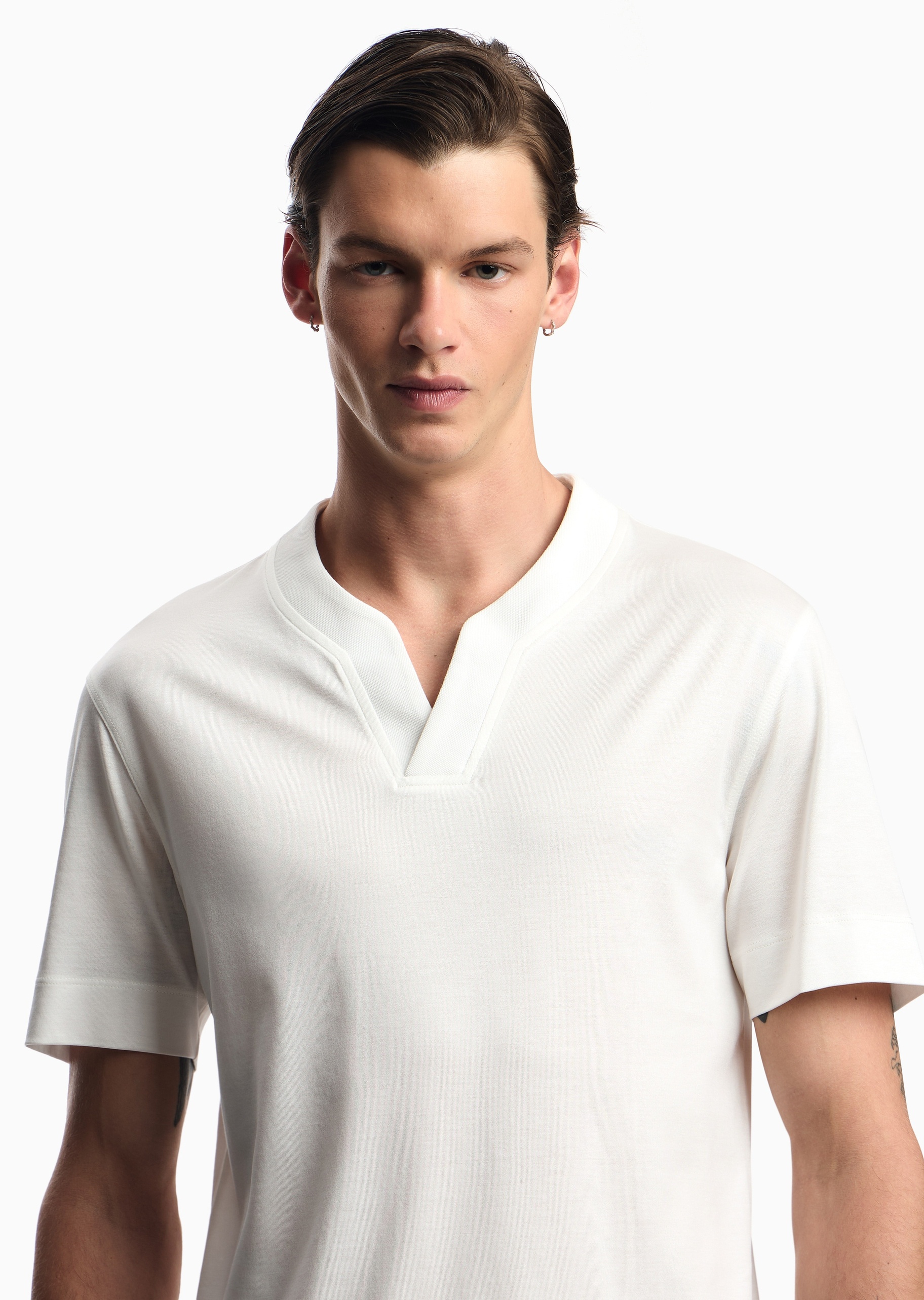 Emporio Armani 男士莱赛尔修身短袖V领纯色T恤衫
