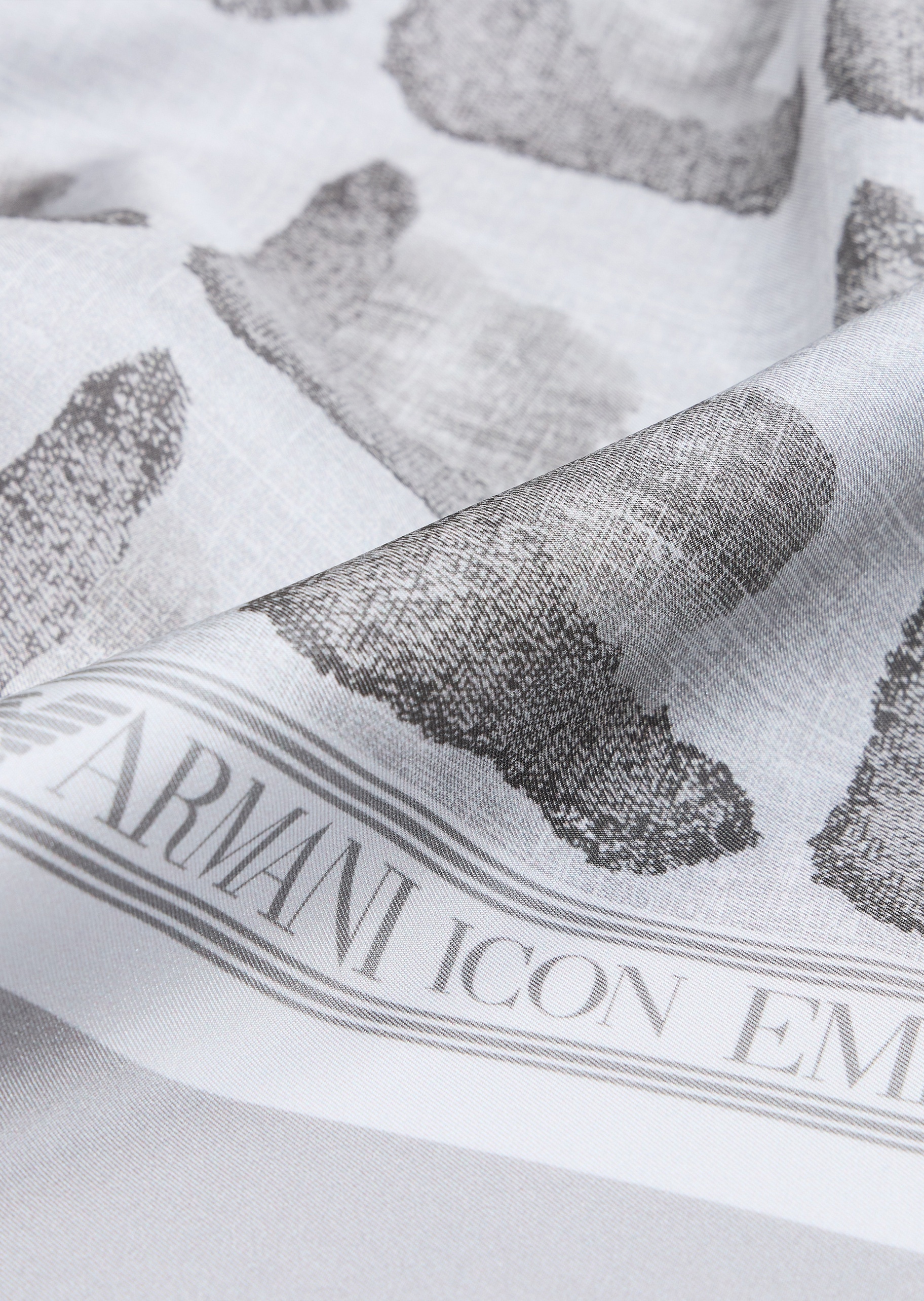 Emporio Armani 女士桑蚕丝正方形通体印花时尚丝巾