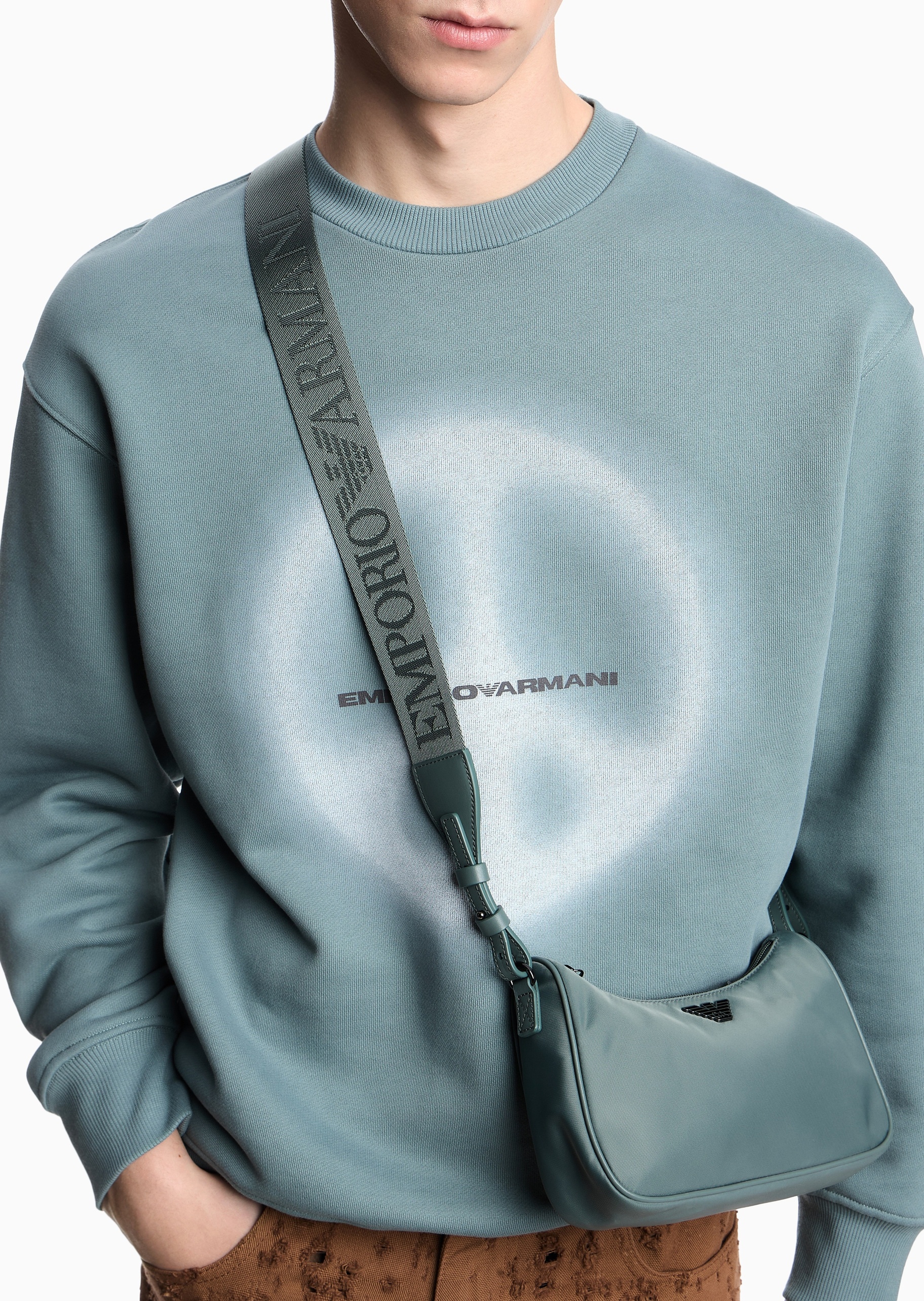 Emporio Armani 男士拉链Hobo可调节肩带斜挎单肩包