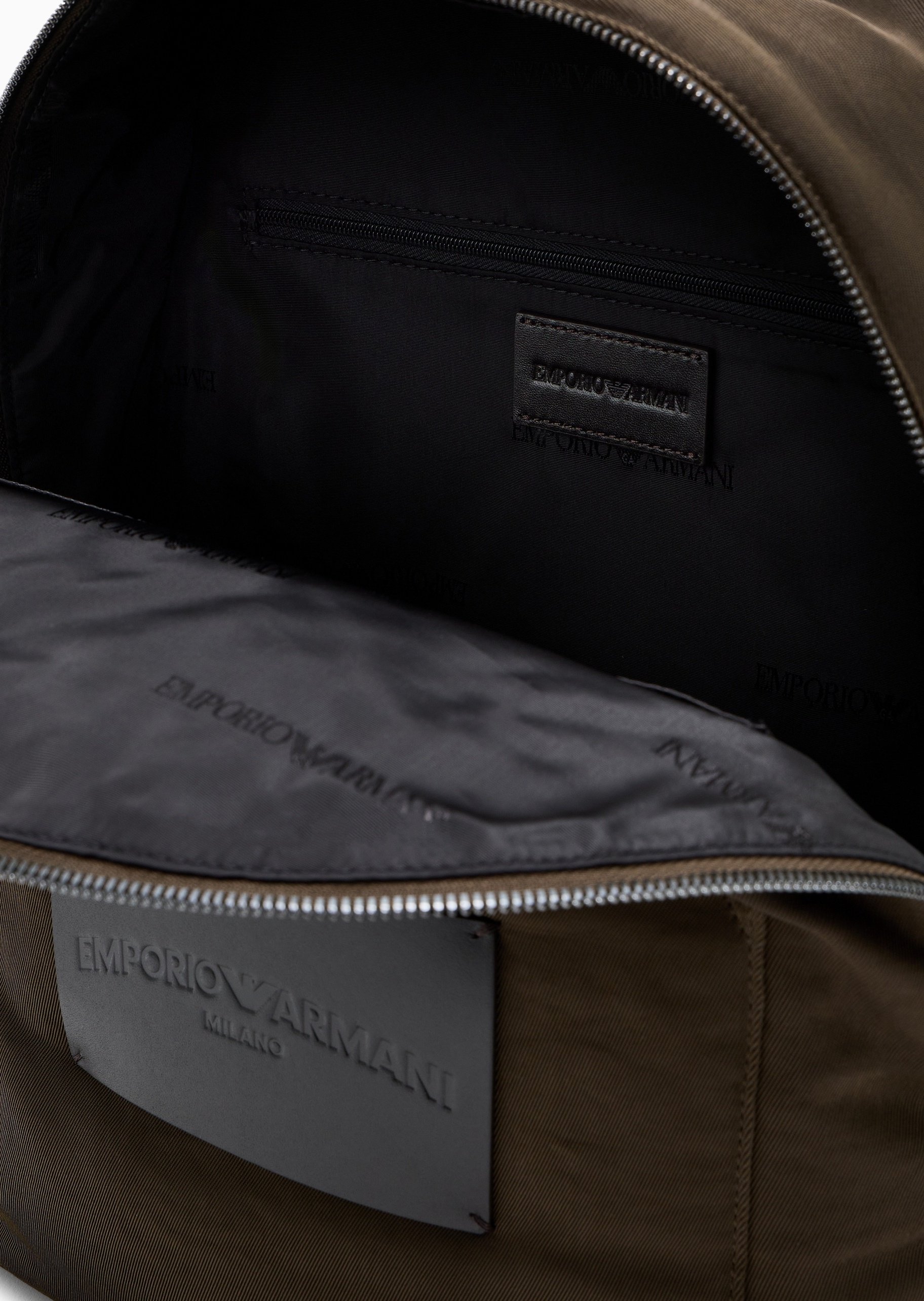Emporio Armani 男士拉链圆形可调节肩带手提标识贴片双肩包
