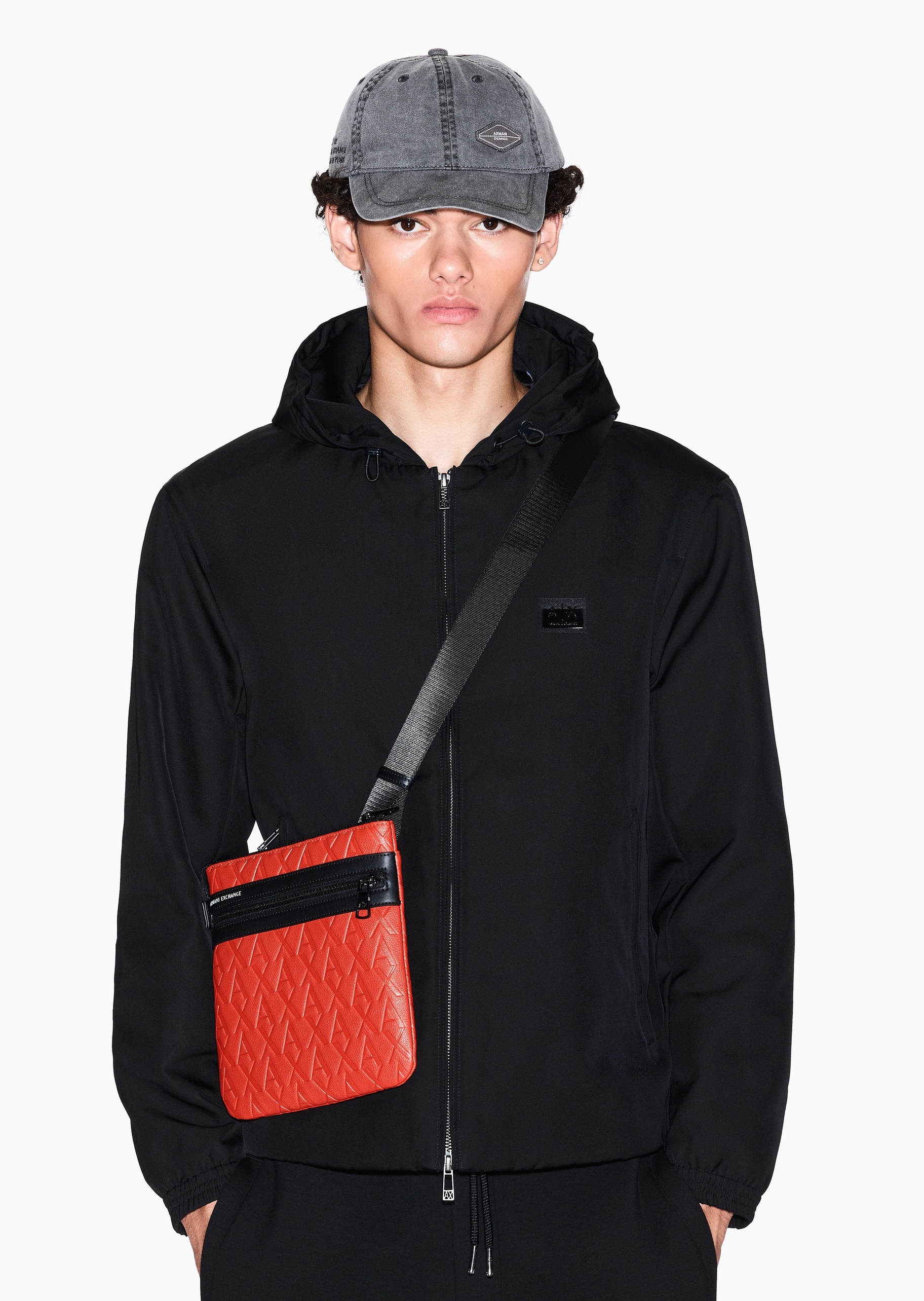 ARMANI EXCHANGE 男士老花商务通勤单肩斜挎邮差包