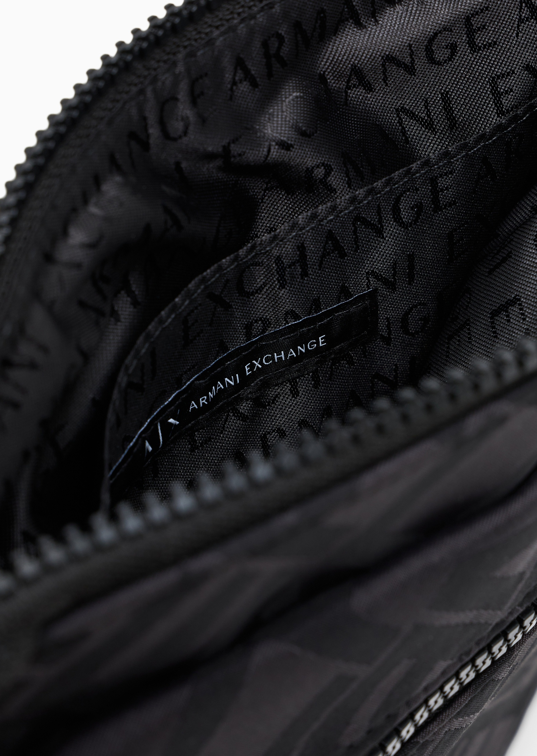 ARMANI EXCHANGE 男士拉链可调节满印单肩斜挎邮差包