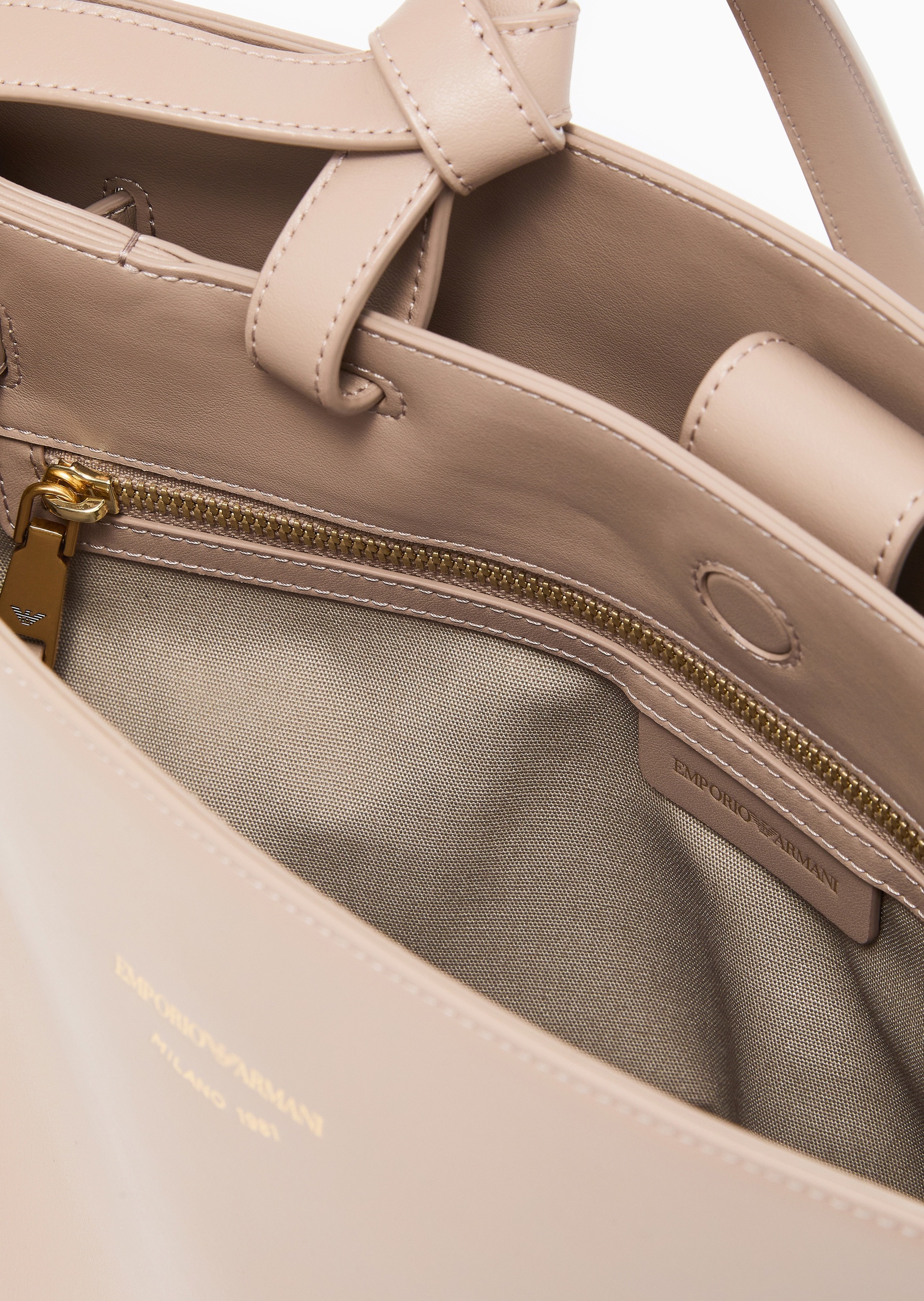 Emporio Armani 女士大容量磁扣梯形拉链内袋单肩通勤手提包