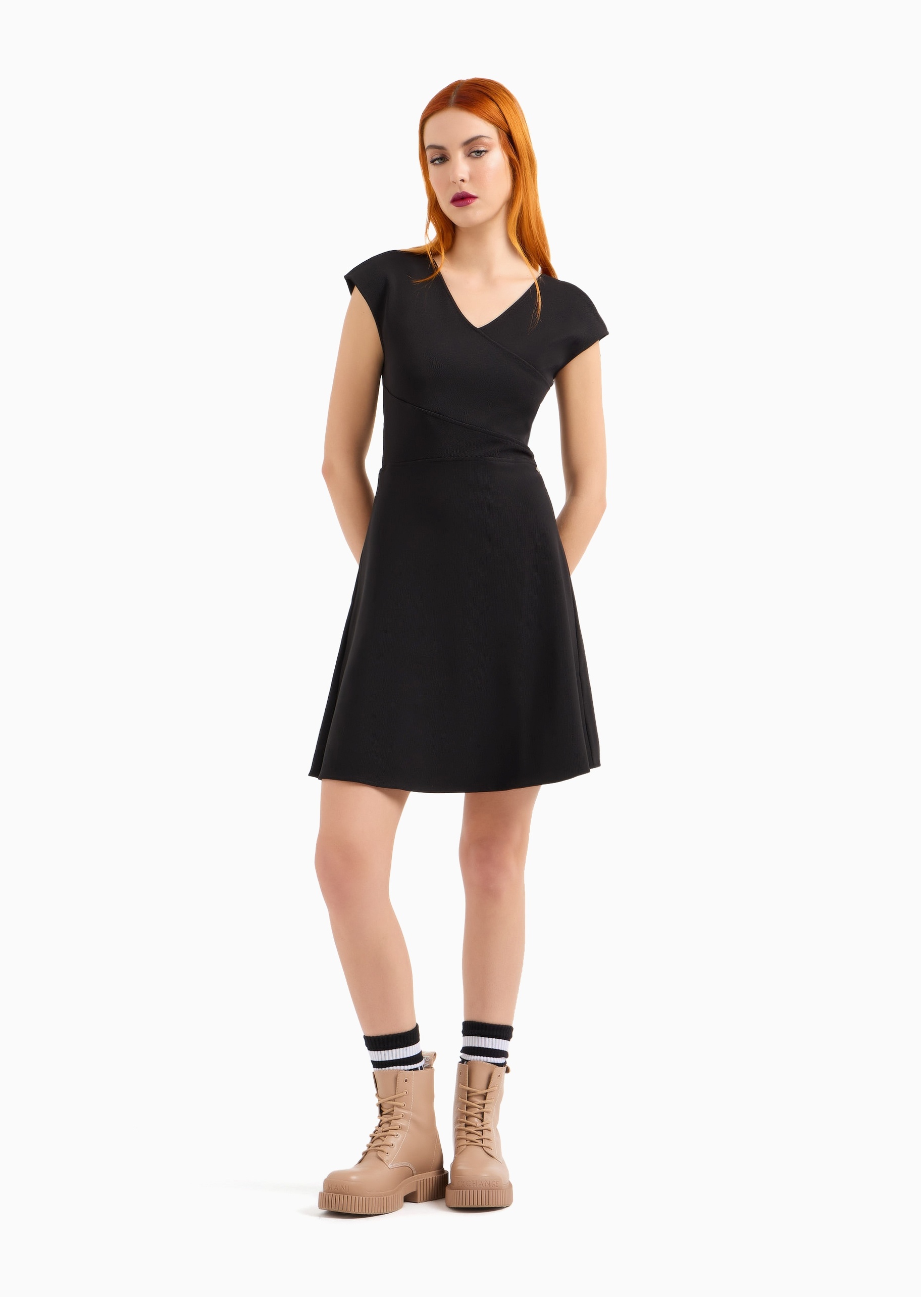 女士弹力合身短袖短款V领收腰纯色连衣裙| 连衣裙-女士| ARMANI EXCHANGE®中国官网