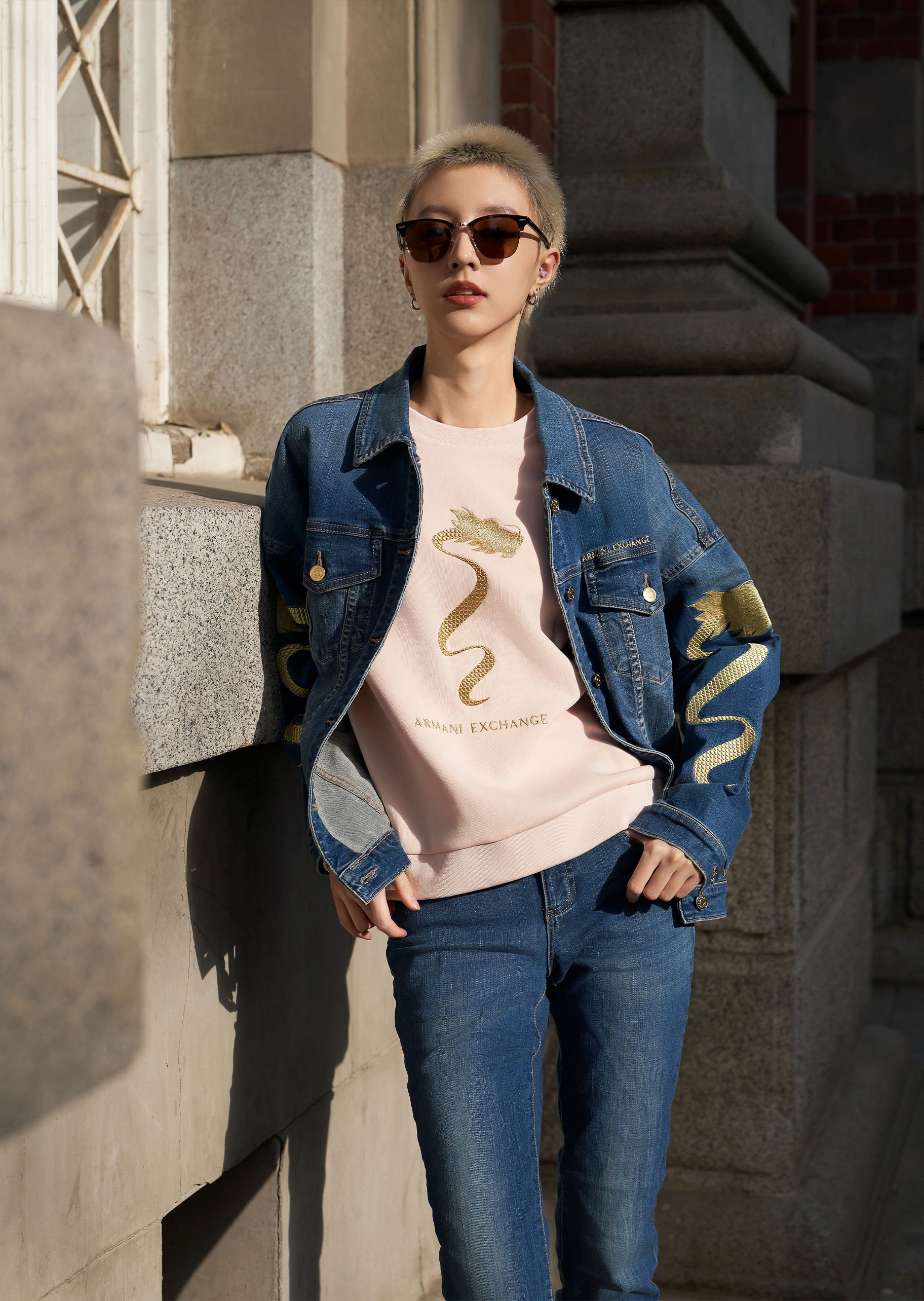女休闲国潮翻领水洗牛仔刺绣短外套| 夹克-女士| ARMANI EXCHANGE®中国官网