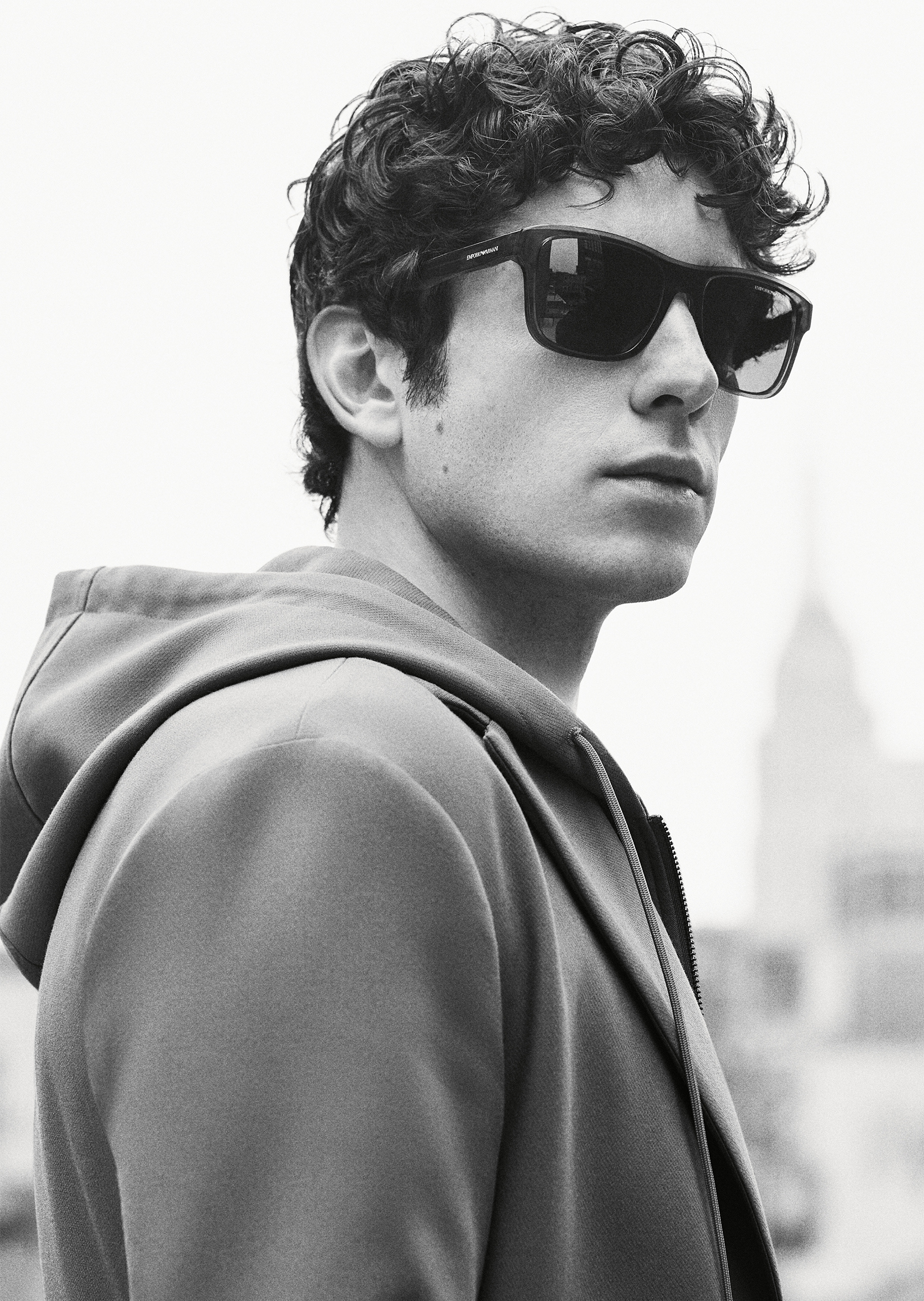 Emporio Armani 男士枕形粗框透明细节偏光太阳眼镜