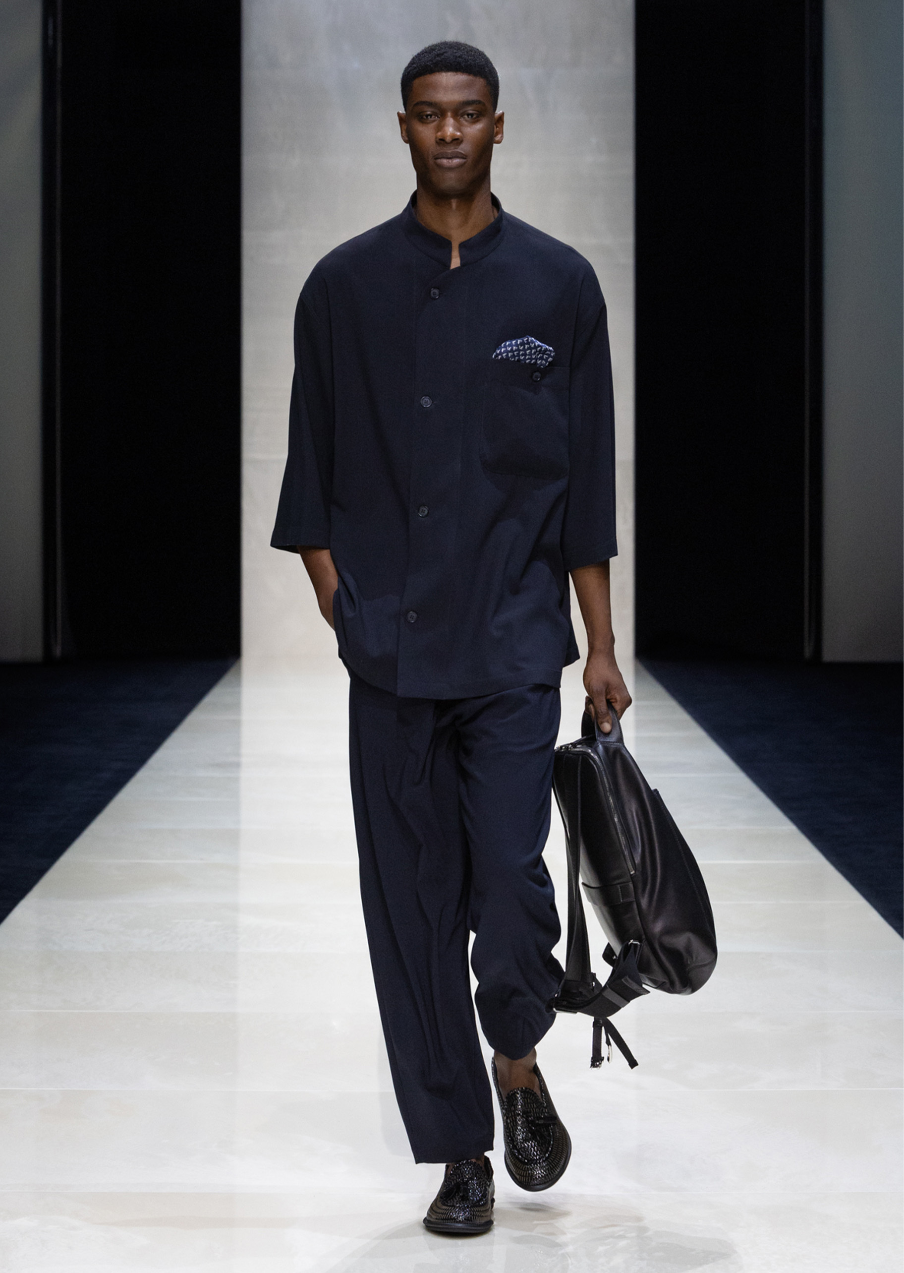 Giorgio Armani 男士羊皮革拉链方形秀场同款手提双肩包
