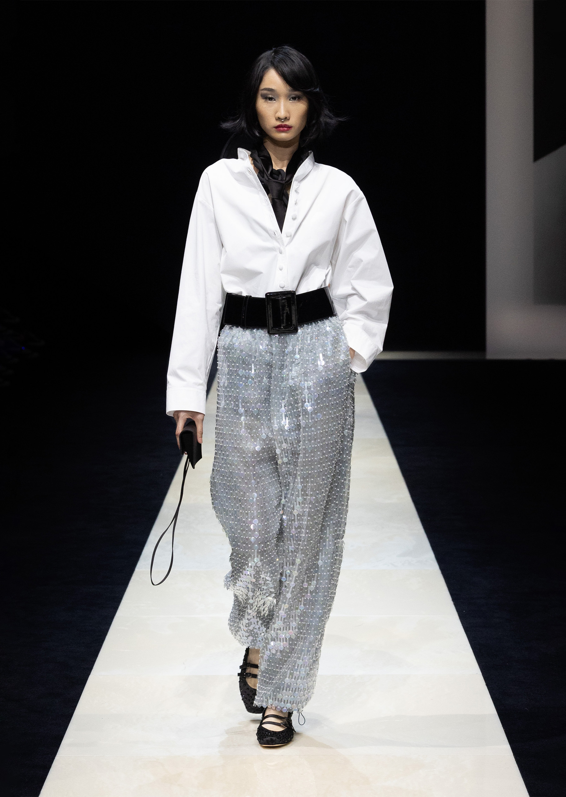 Emporio Armani 女士全棉长袖V领尖角下摆秀场同款衬衫