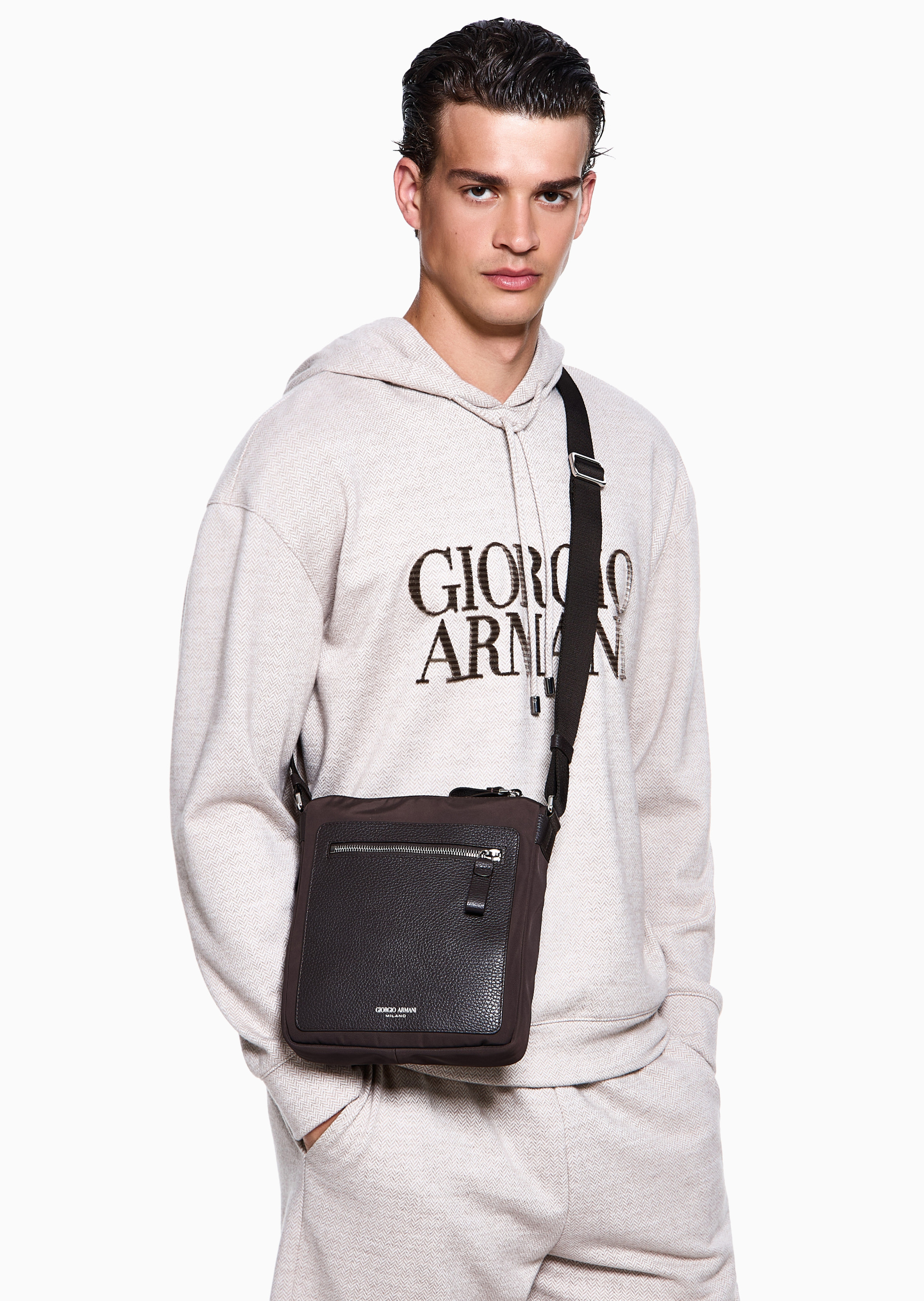 Giorgio Armani 男士商务通勤休闲单肩斜挎邮差包