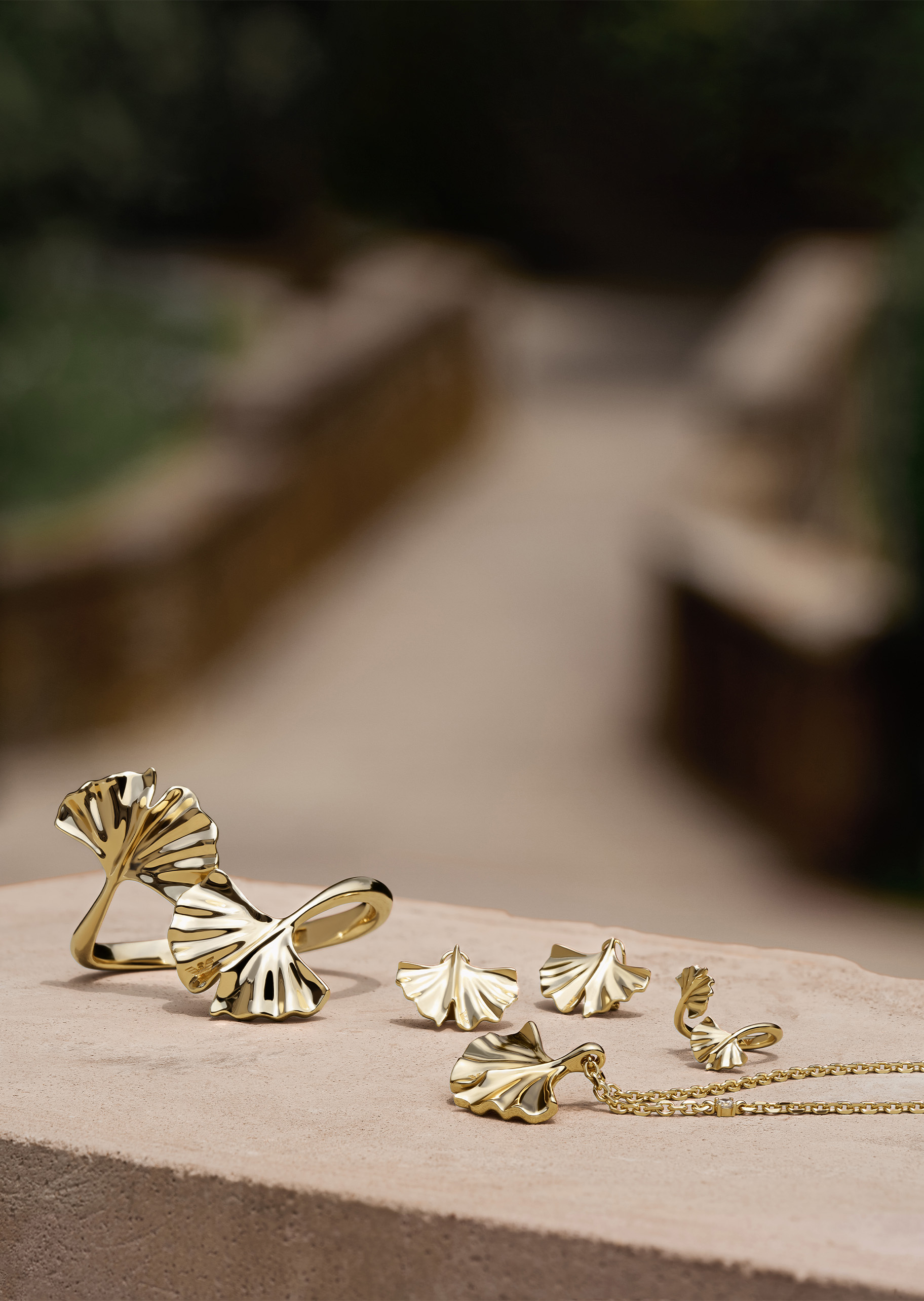 女士复古金色银杏鹰标镌刻直针耳钉