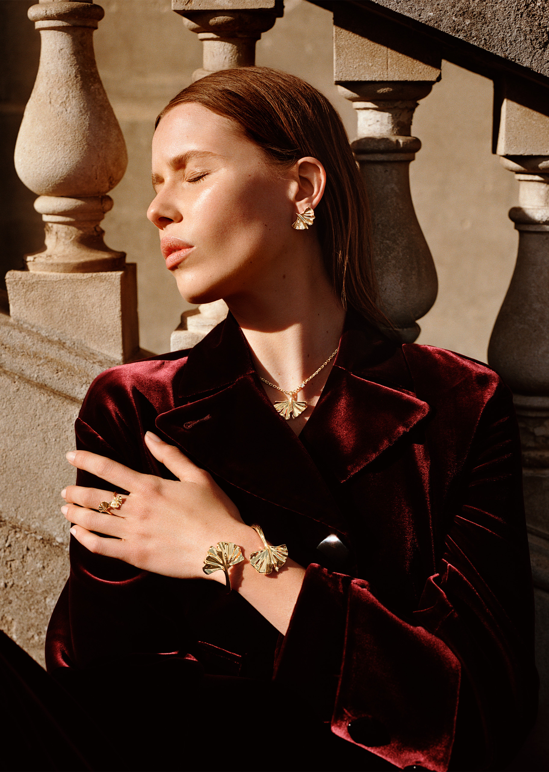 女士复古金色银杏鹰标镌刻直针耳钉