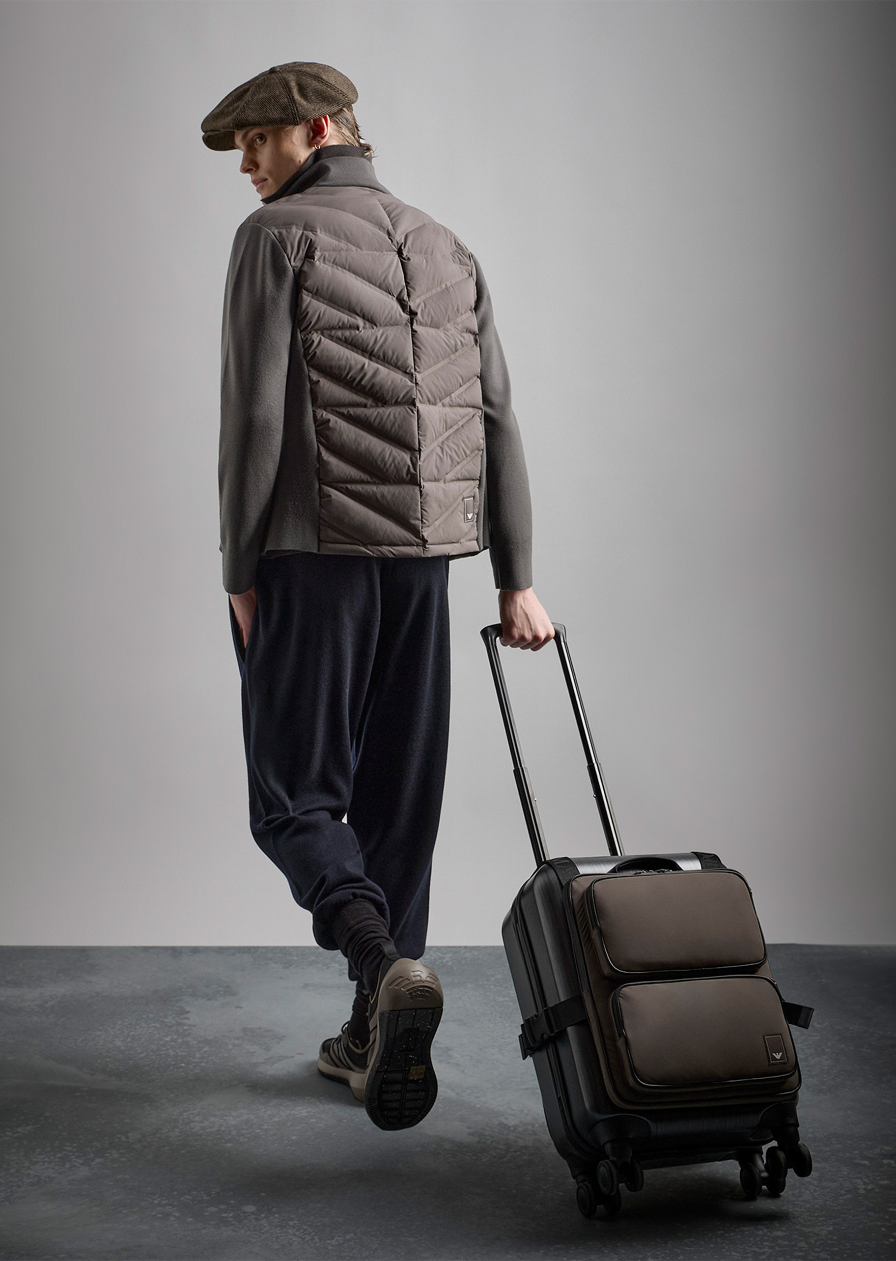 Emporio Armani 男士短款轻薄长袖立领假两件拉链门襟羽绒服