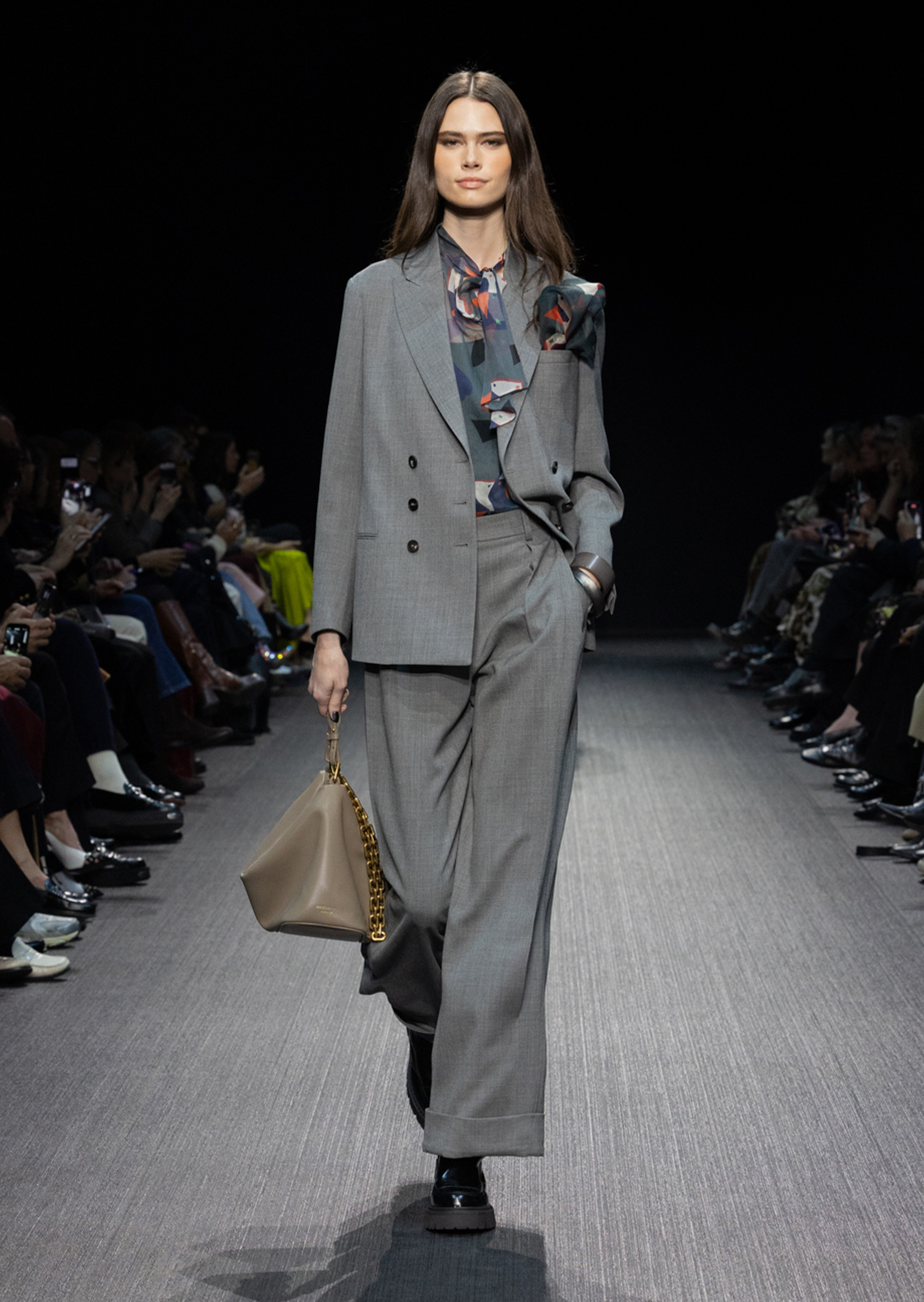 Emporio Armani 女士秀场同款商务休闲通勤中号单肩斜挎包